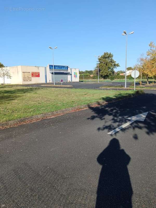 Commerce à NUEIL-LES-AUBIERS