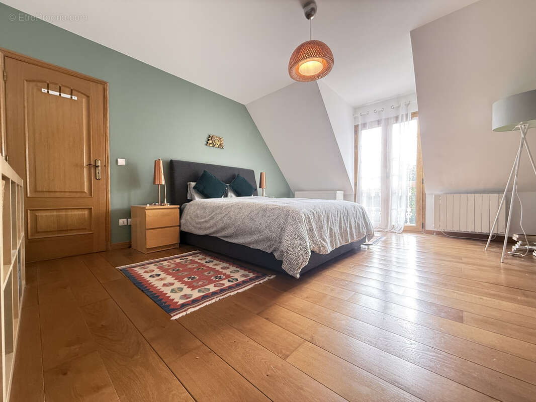 Maison à LA QUEUE-LES-YVELINES