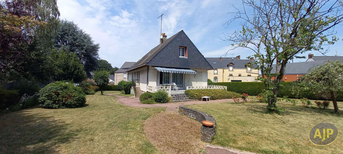 Chateaubriant : proche centre : maison 166m² - 5 chb + 1 bureau - photo 2