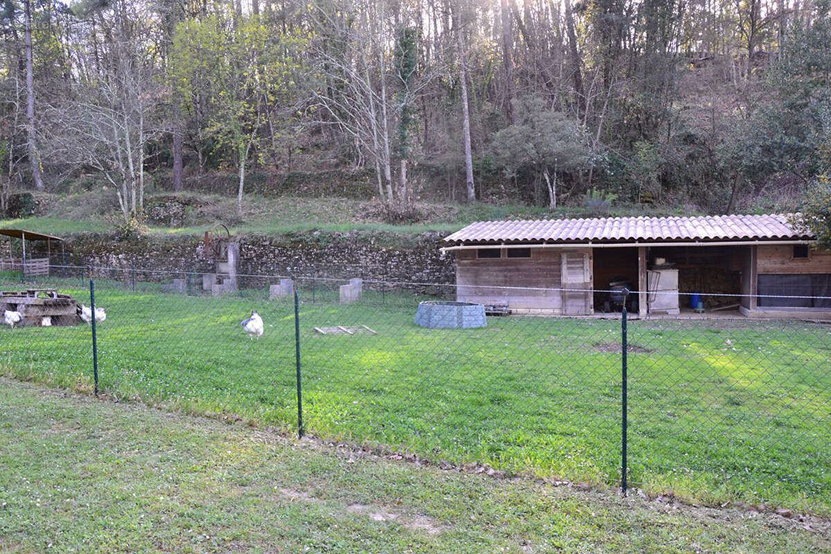 Proche les Vans beau Mas de 220 m² avec gites sur3.7 hectares de terrain - photo 16
