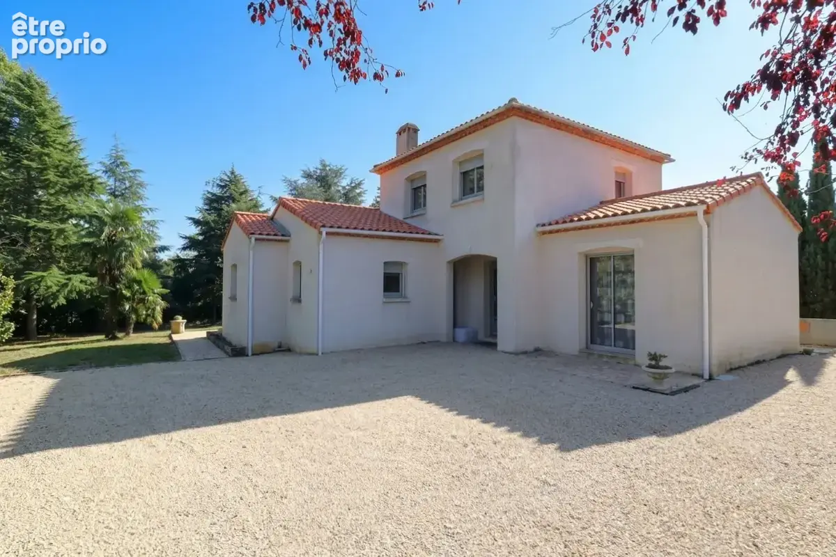 Centre Bourg, Maison offrant 4 CH, 2 SDE, 3 WC, sur 3000 m2 - photo 1
