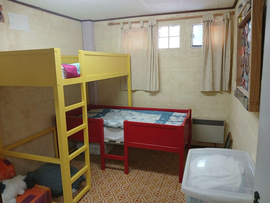 Villa sur 3 faces , 3 niveaux, 5 chambres , 2 bains, jardin , garage et parking. - photo 42