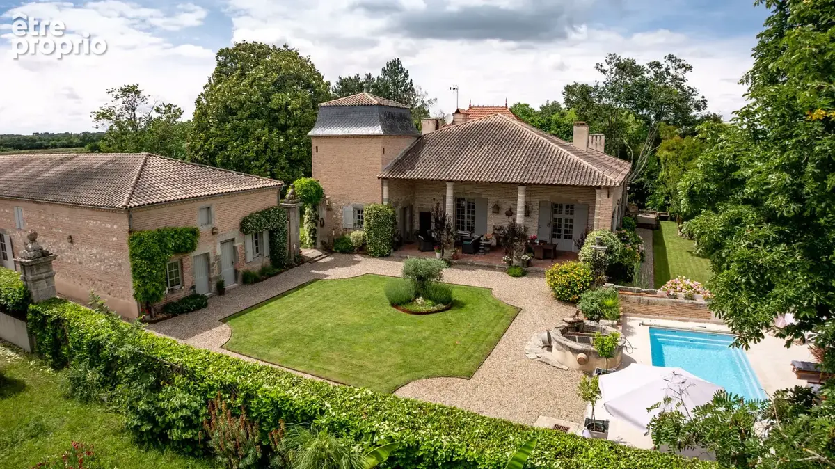 À 45 min de Bordeaux Élégante propriété du XIXe siècle de près de 460 m² avec maison de maître, piscine et canal - photo 2