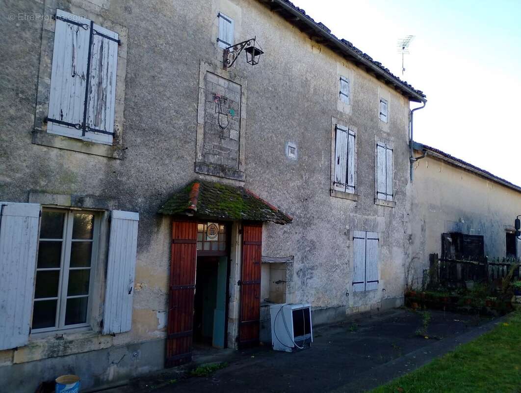 Maison à BAIGNES-SAINTE-RADEGONDE