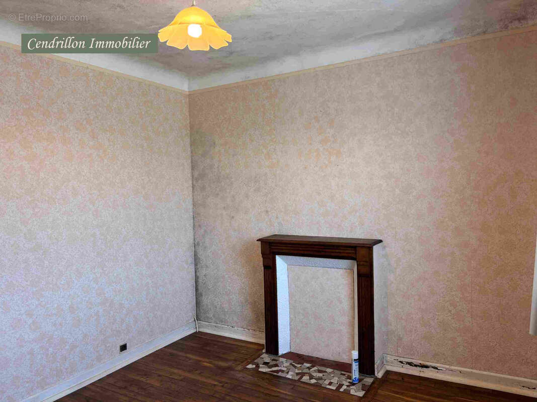 Tout petit prix ! Maison indépendante à rénover offrant un jardin, une dépendance et un emplacement privilégié - photo 9