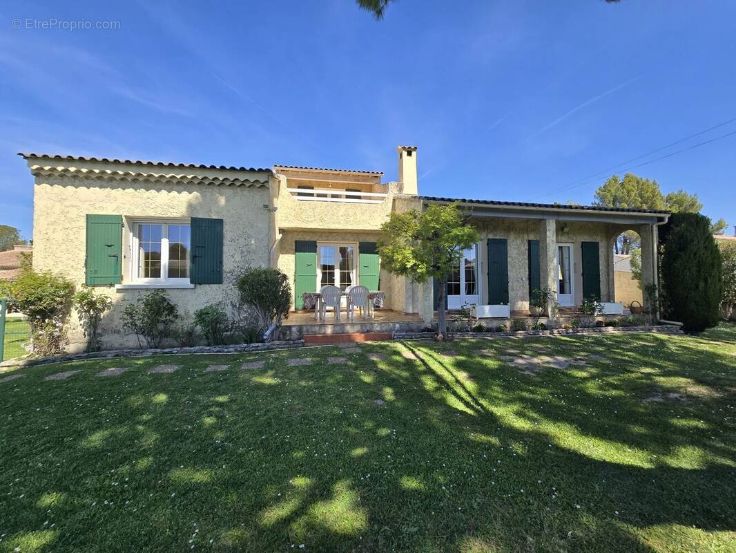 Maison à ENTRAIGUES-SUR-LA-SORGUE