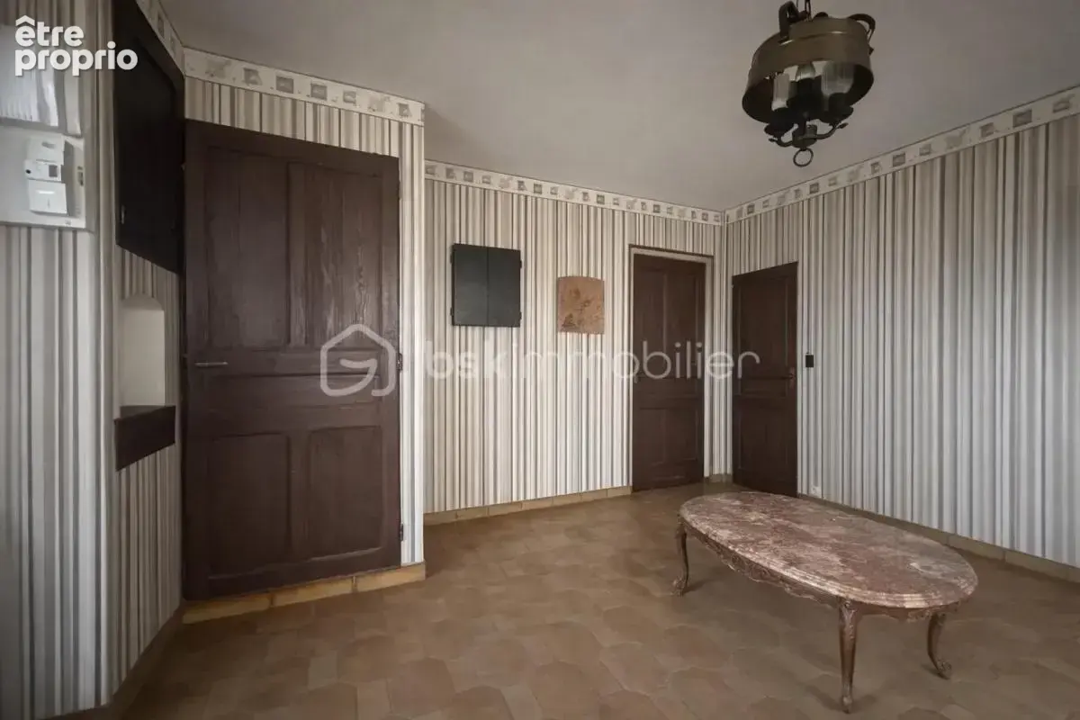 En campagne, une  villa traditionnelle spacieuse à renover ! Sur Saint-Julien-les-Rosiers - photo 6