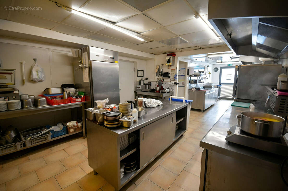 Commerce à MANDELIEU-LA-NAPOULE