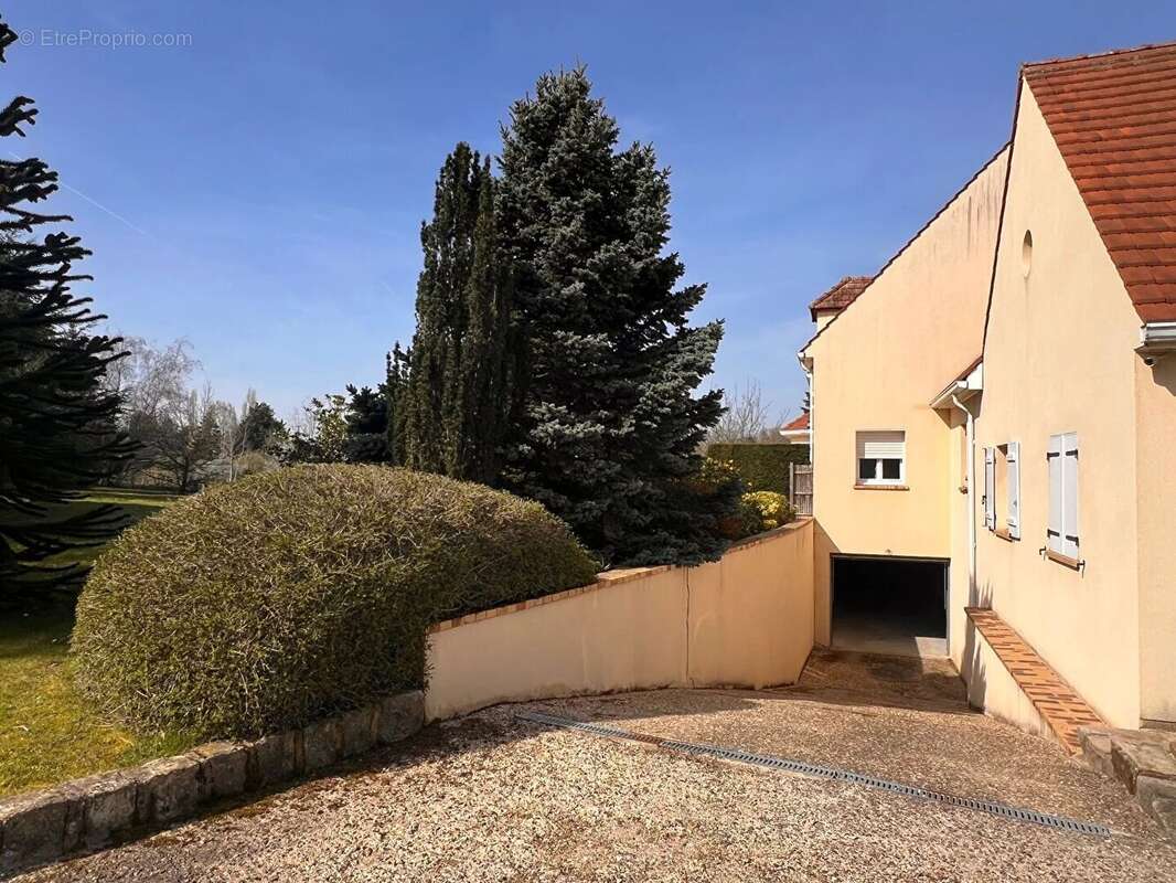 Maison à SAINT-NOM-LA-BRETECHE