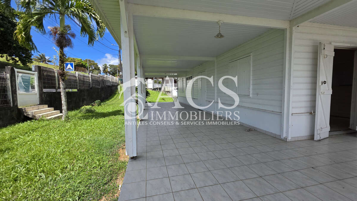 A vendre Charmante maison T4 avec piscine, jardin et grand garage à SAINT-JOSEPH - photo 4