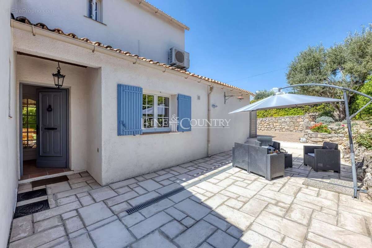 Maison à LA ROQUETTE-SUR-SIAGNE