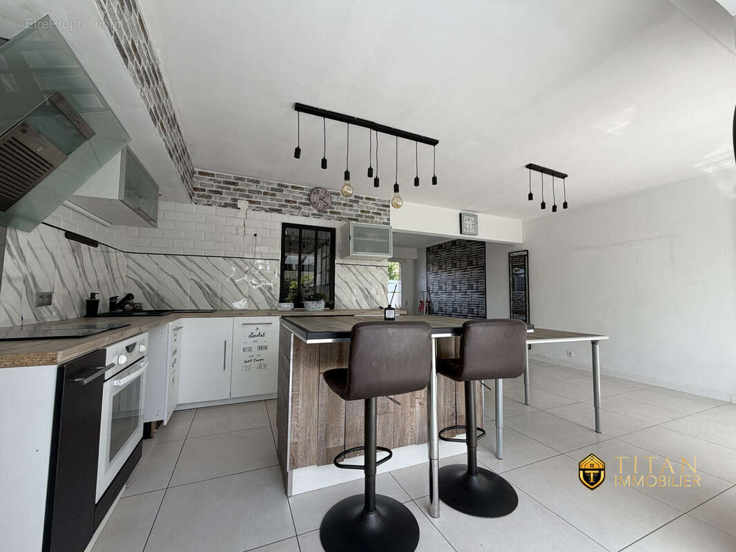  COUP DE COEUR  Maison semi-individuelle de 100 m² entièrement rénovée  3 chambres  Garage  Jardin  Grande-Synthe (59760)  Titan Immobilier 