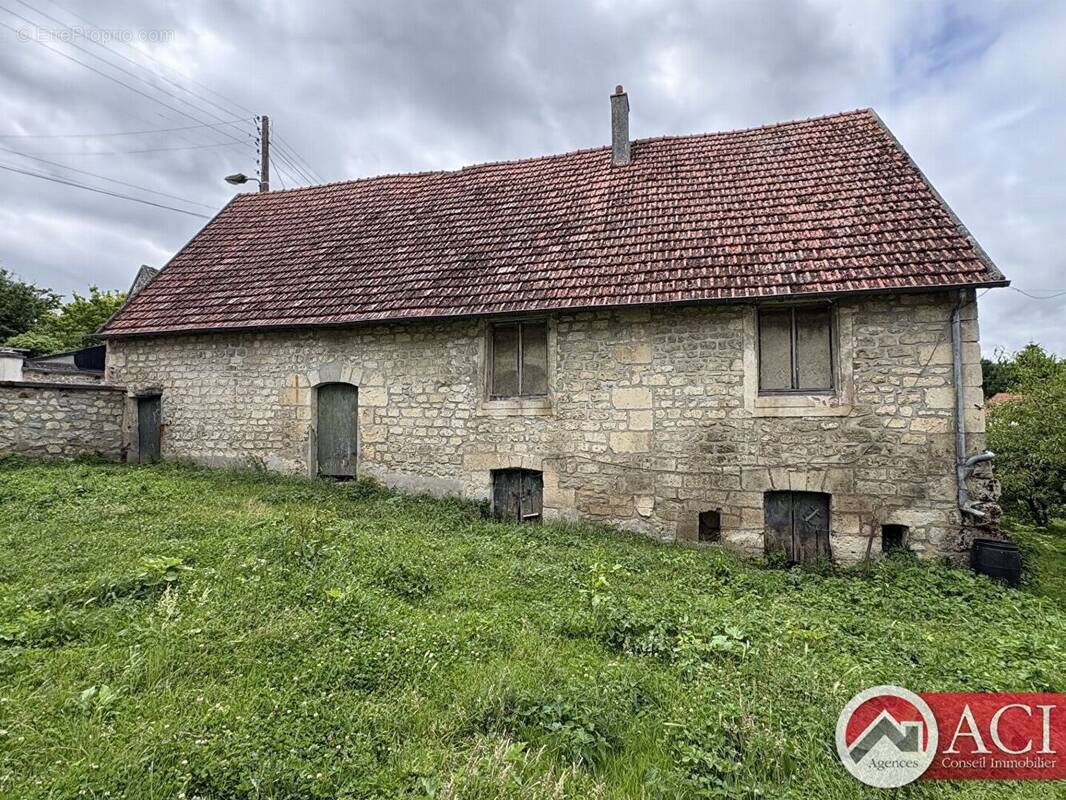 Maison à VALLANGOUJARD