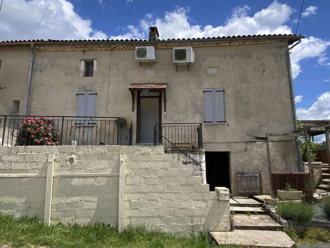 facade - Maison à LAPRADE