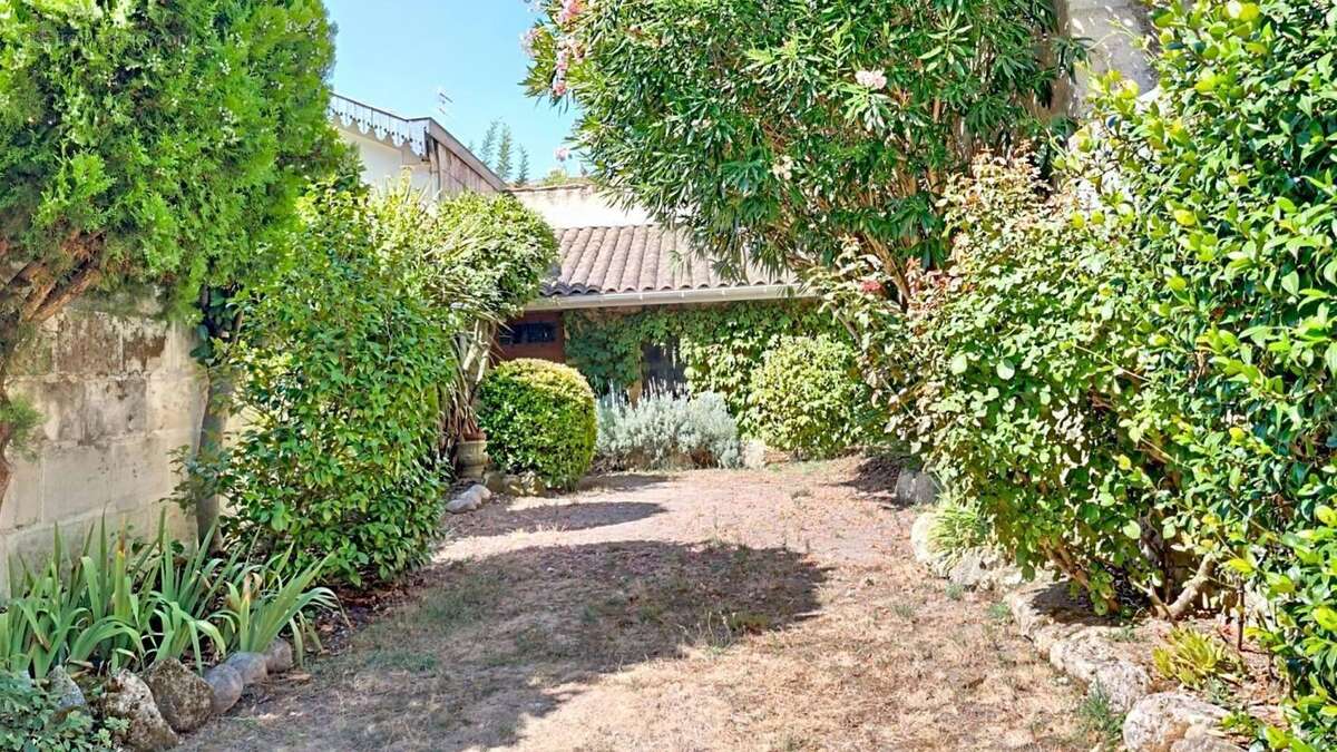 Maison de caractère avec jardin et dépendance - photo 2