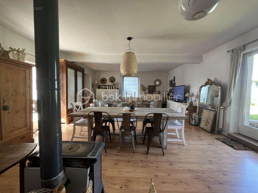 Charme de l'ancien et cadre de vie exceptionnel - Maison d’environ 170 m² avec jardin sur 1350 m² - photo 12