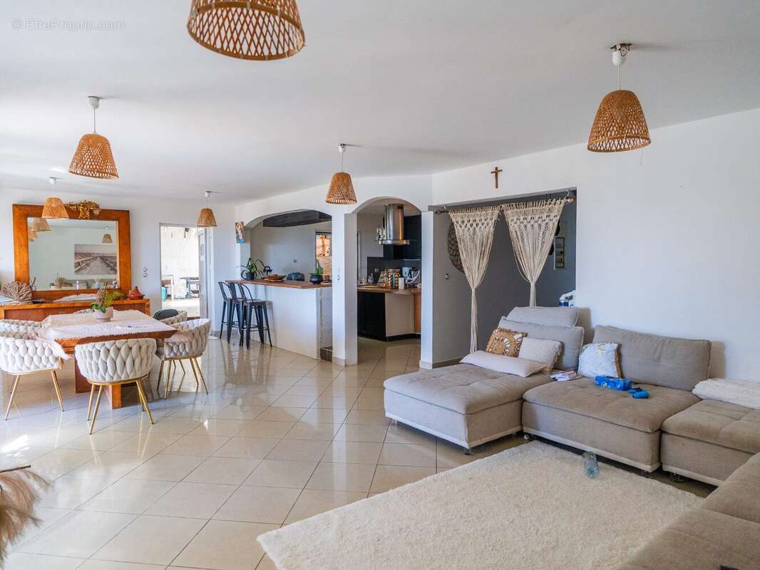 Maison 146 m² à Saint-Denis  - photo 6