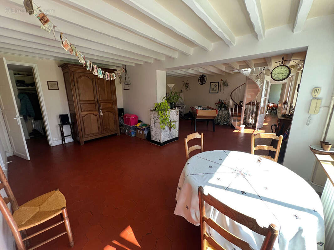 Très jolie longère du XVII eme siècle avec environnement exceptionnel Proche Thoiry  6 pièces 232 m2 - photo 4