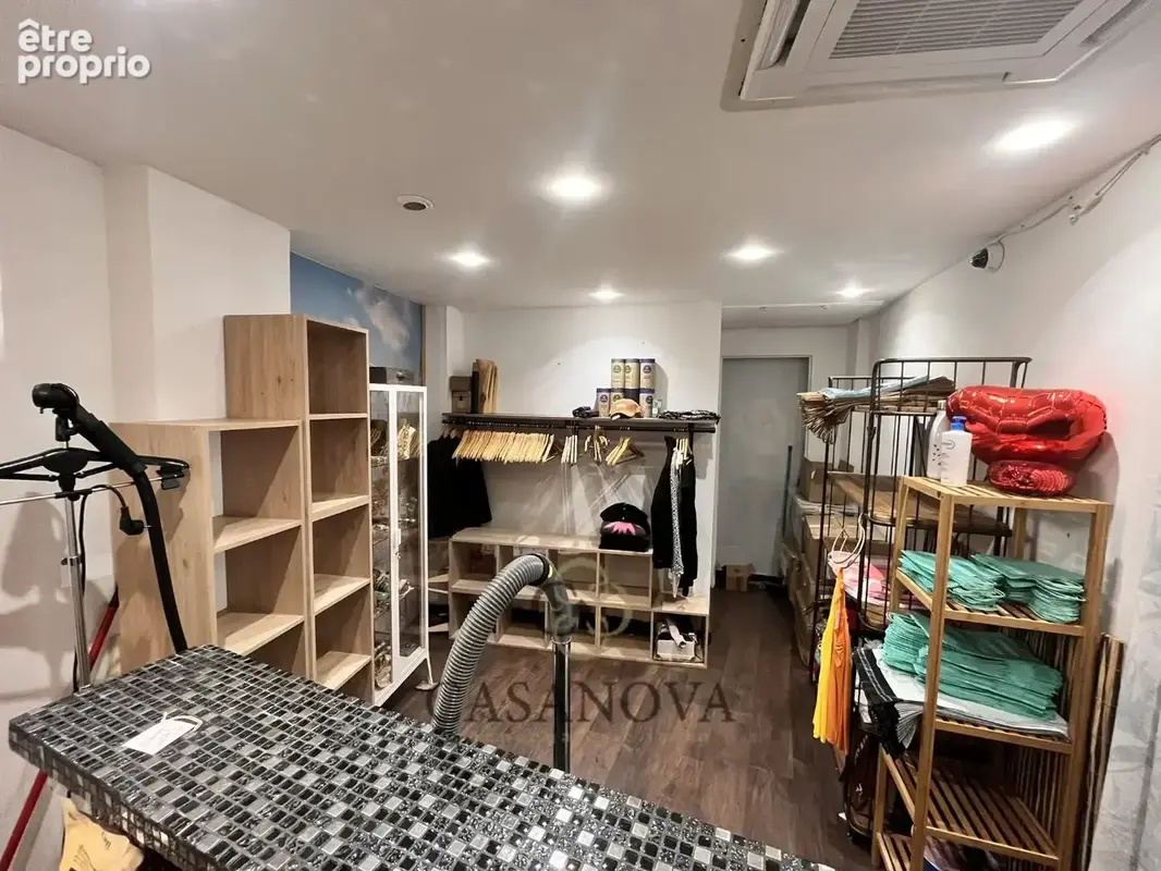 Emplacement n°1 à Mauguio  Magnifique boutique avec vitrine, droit au bail de 67 m², loyer intéressant et nombreuses activités  - photo 8