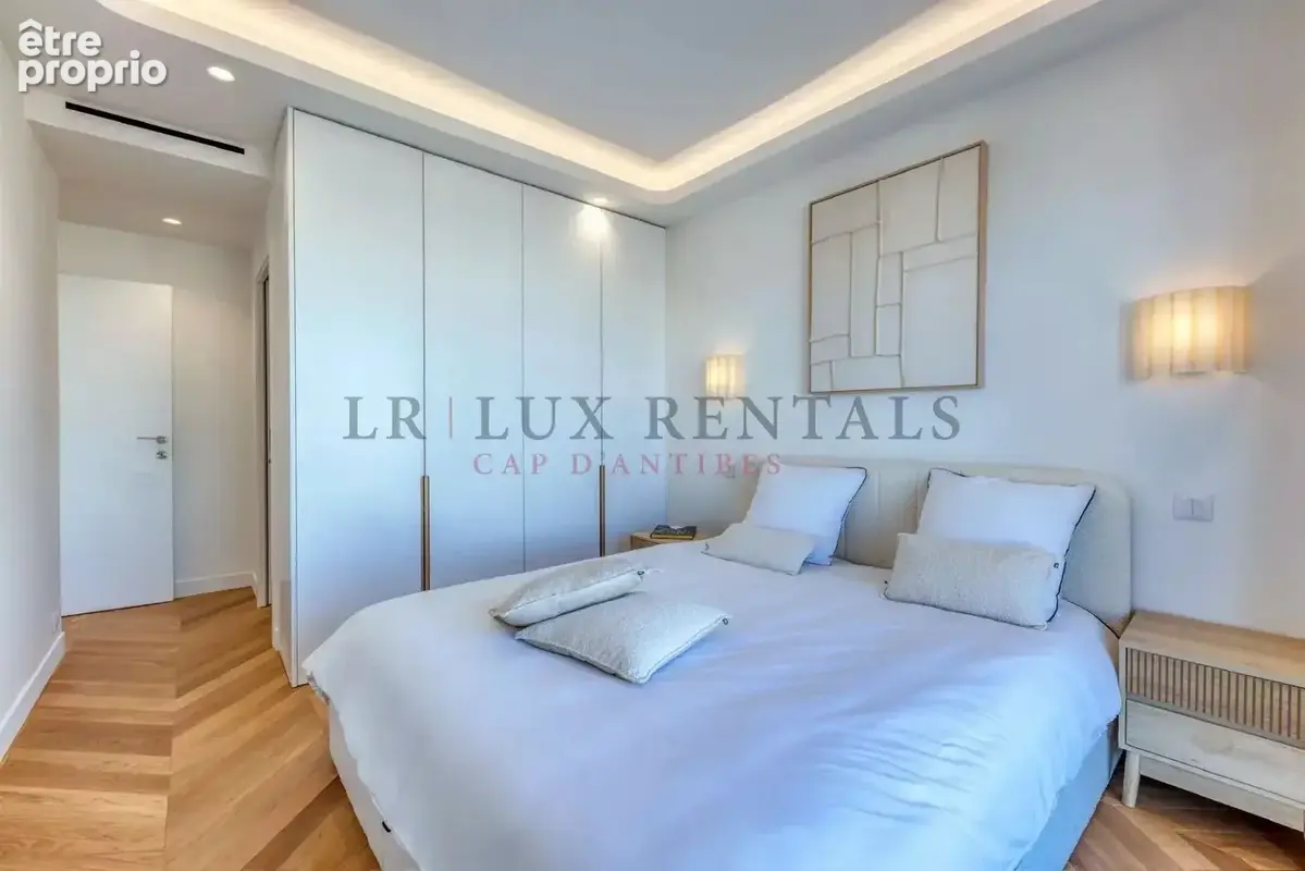 JUAN LES PINS, Appartement front mer entièrement rénové - photo 7