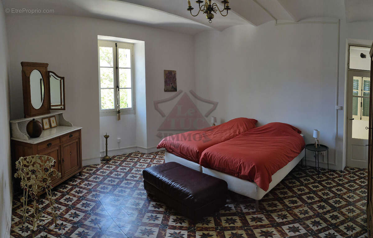 Maison à SAINT-JEAN-DE-MARUEJOLS-ET-AVEJAN