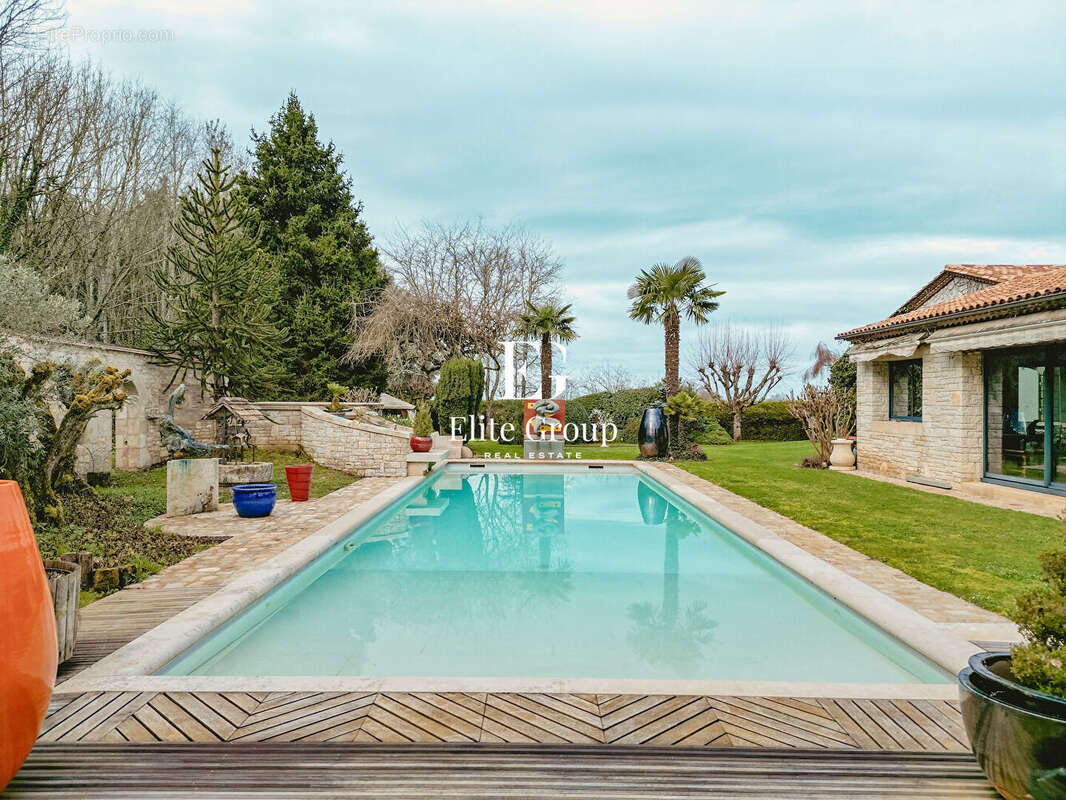 À vendre demeure de charme - 415 m² au coeur d'un parc arboré de 2,6 hectares - photo 2