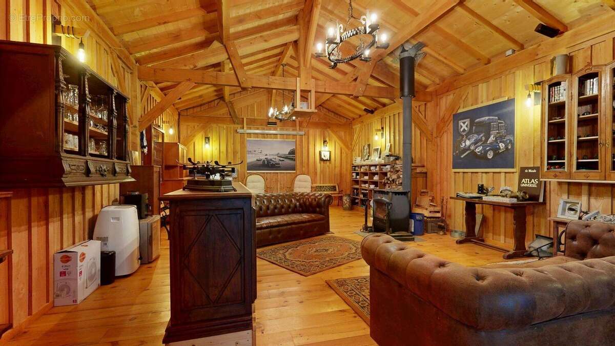 Sechoirrenovesalledecinemaetbar12122025165739 - Maison à BESSE