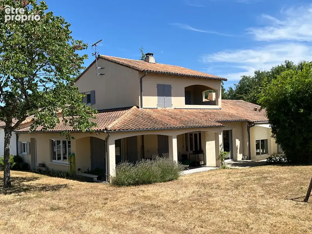 SAINT-BENOÎT - Maison 168 m², 5 chambres, terrain 3 095 m² - photo 1