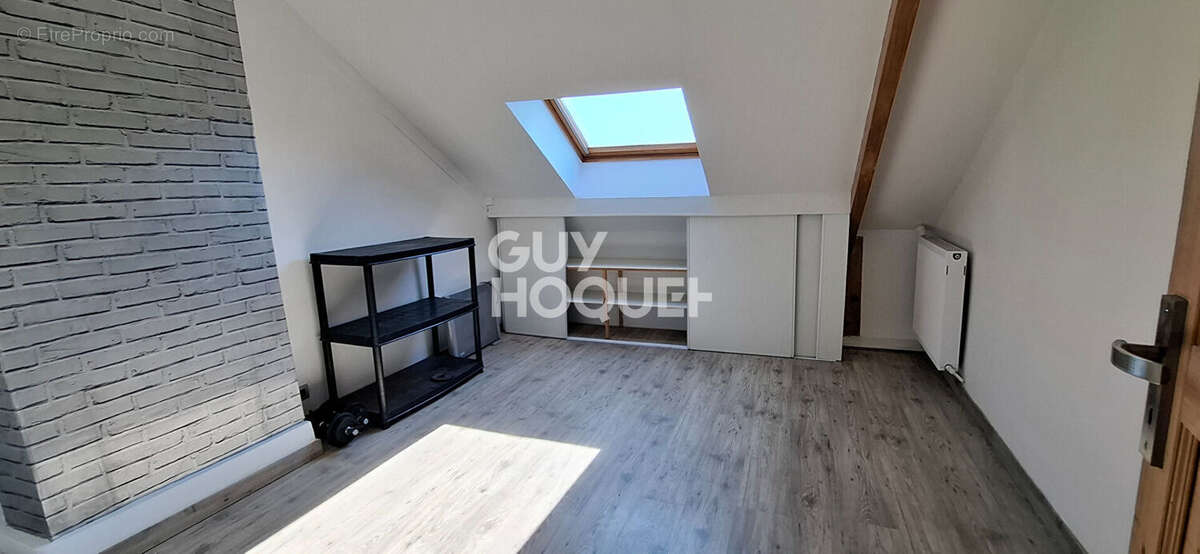 Maison mitoyenne de 192m² entièrement rénovée avec terrain de loisir au bord de l'eau - photo 7