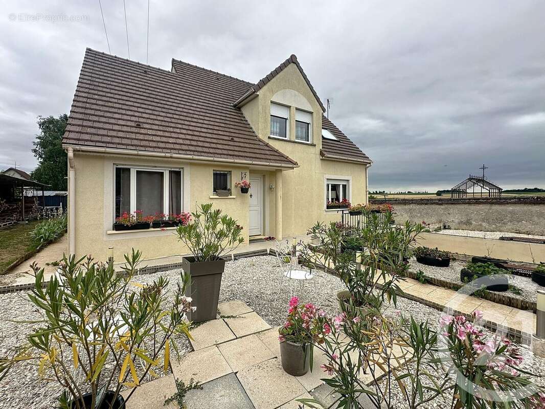 Maison à MONTIGNY-LENCOUP