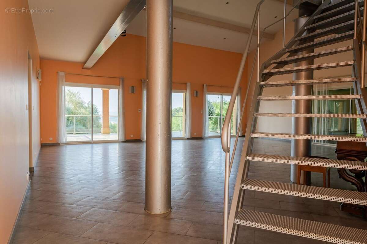 Demeure contemporaine, piscine intérieure, et terrain clos - photo 16
