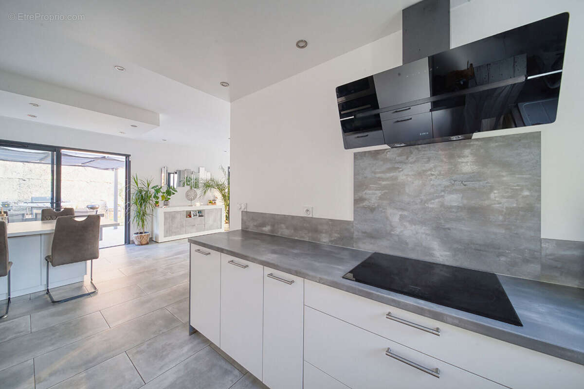 Espace et lumière : Découvrez cette maison récente de 150m² avec piscine. - photo 9