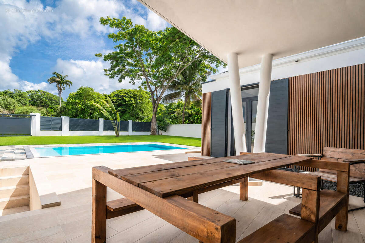 Villa d'architecte   port-louis  94 m2  piscine  meublée - photo 10