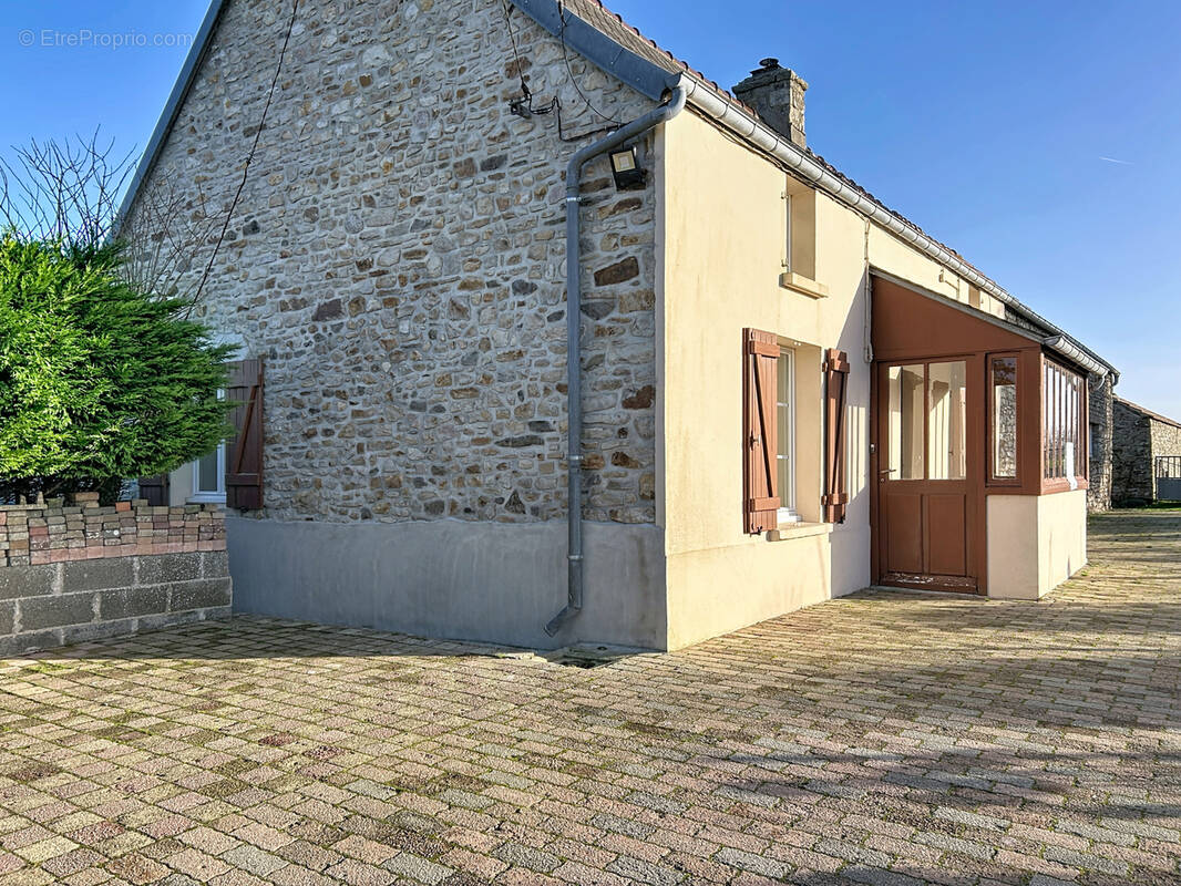 Maison à LES MOITIERS-D'ALLONNE