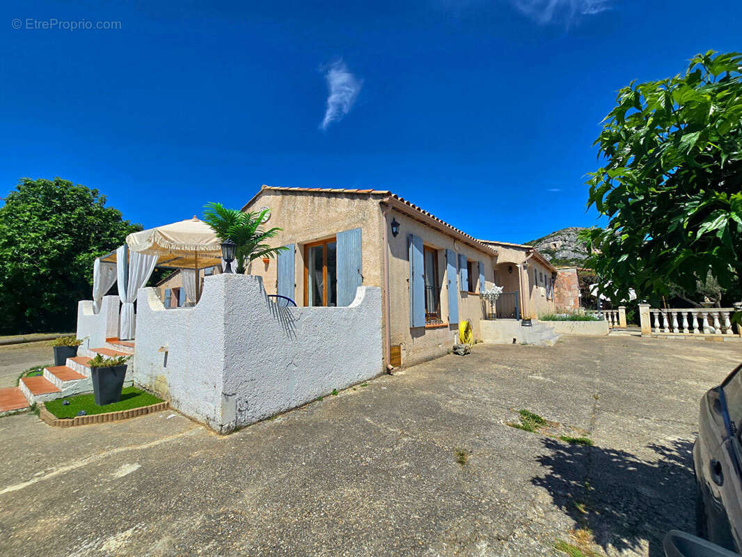 LA BOUILLADISSE - Villa T5/6 de 145m² s/ 1297m² de jardin - photo 15