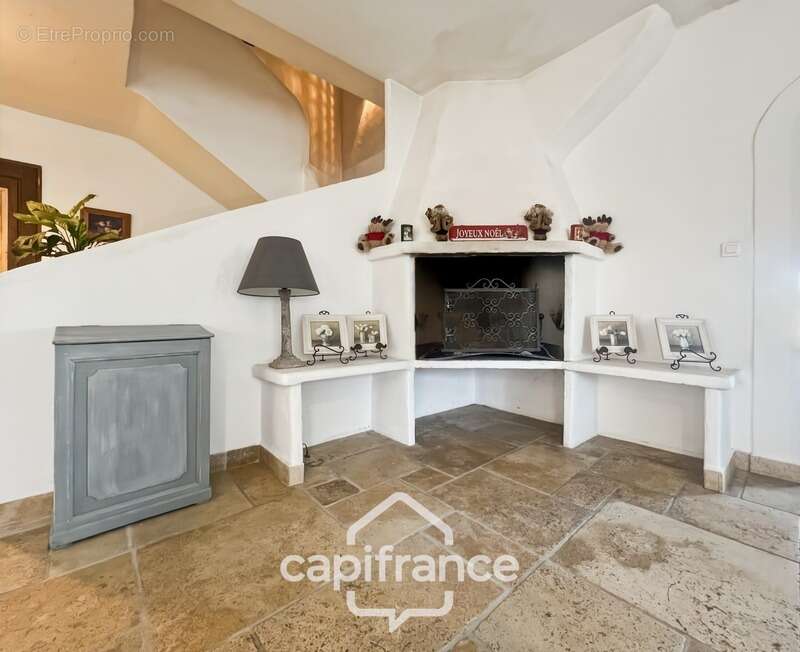Domaine et Golf de Pont Royal, belle  propriété de 290 m2 établie sur un terrain de 2600 m2, cinq chambres, un bureau, piscine,  - photo 21