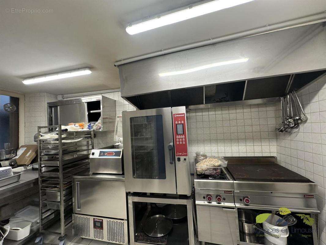 Commerce à SAINT-LEONARD-DE-NOBLAT