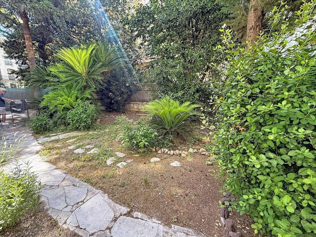 Cannes 300 m. palais : bourgeois a renover + jardin - photo 16