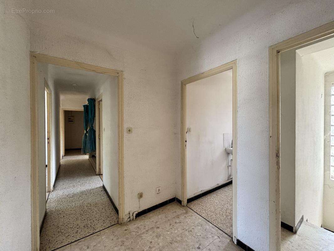 Commerce à RODILHAN