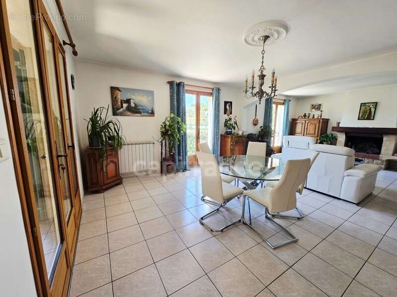 Maison à vendre 7 pièces LA CIOTAT (13) Garage, Terrain 1057 m2 - photo 5