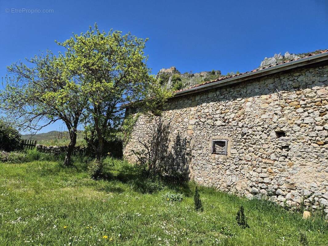 Maison de 380 m² à rénover avec jardin de 529 m². - photo 6