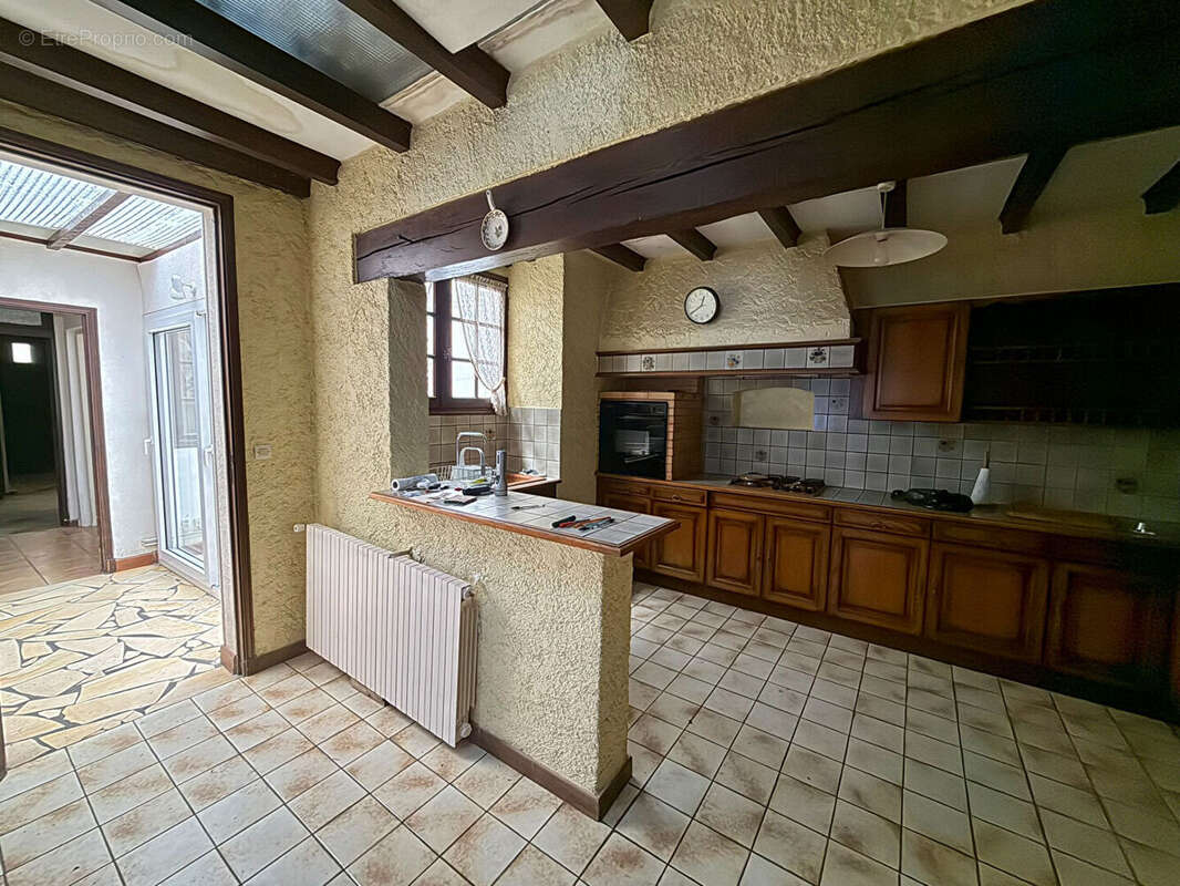 Grande maison de village type 8 à rénover avec garage, patio et volumes généreux à Trèbes - photo 5