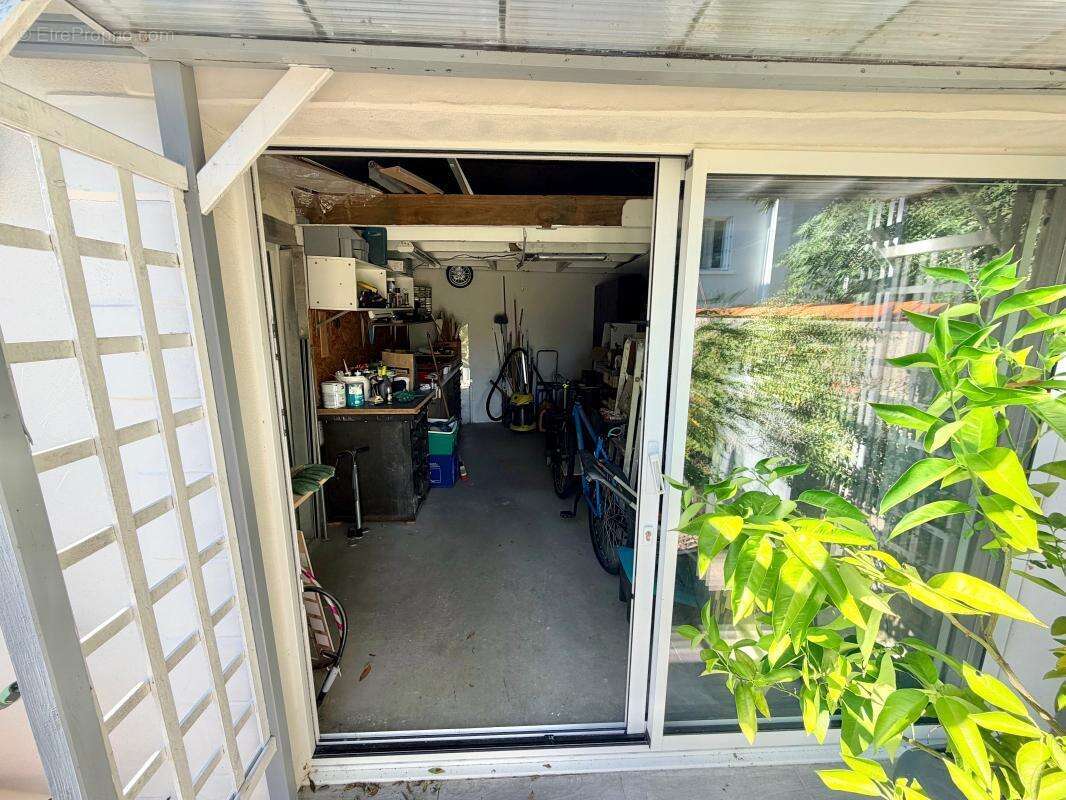  ROCHEFORT – Élégante meulière rénovée  – Dépendance, local indépendant et jardin - photo 16