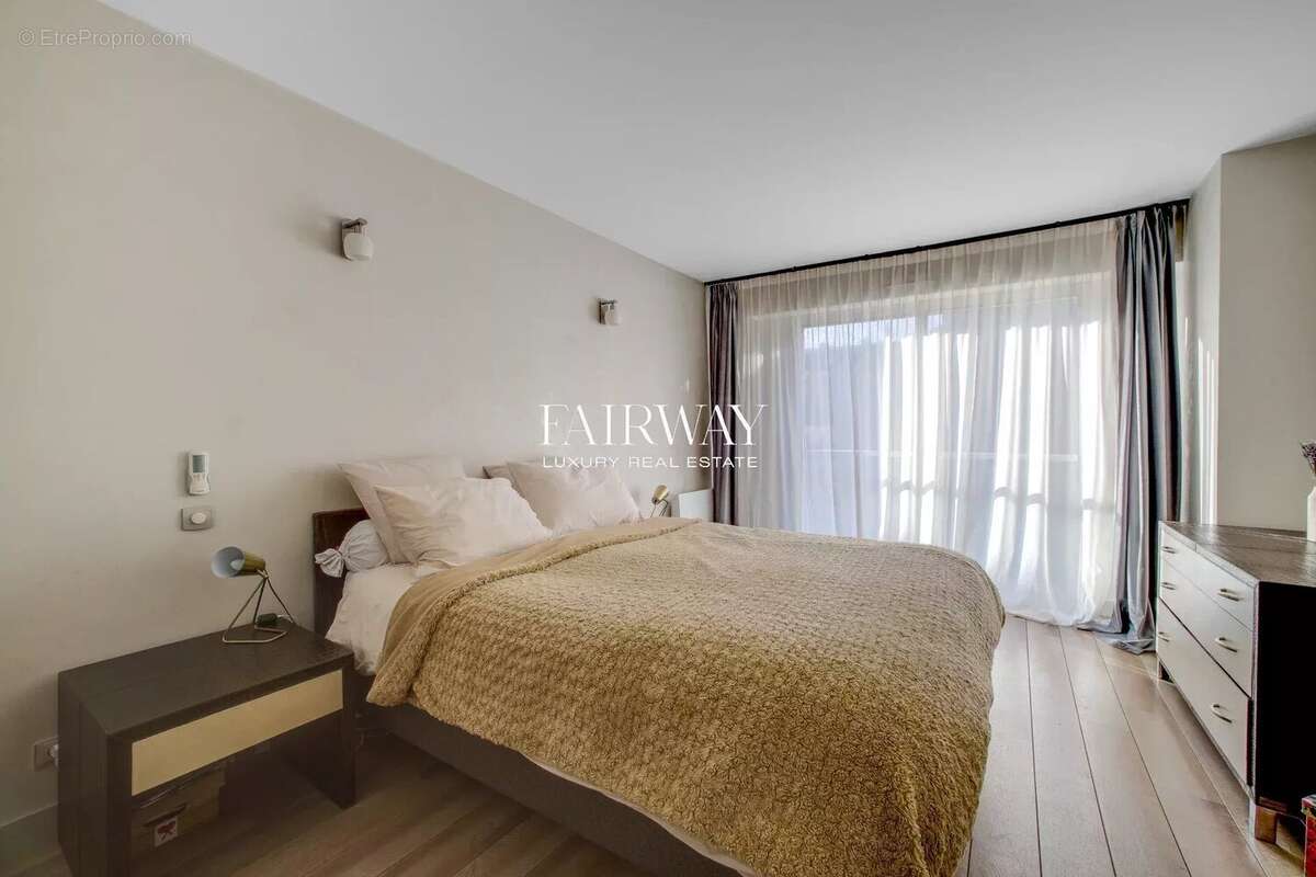 Appartement à PARIS-16E