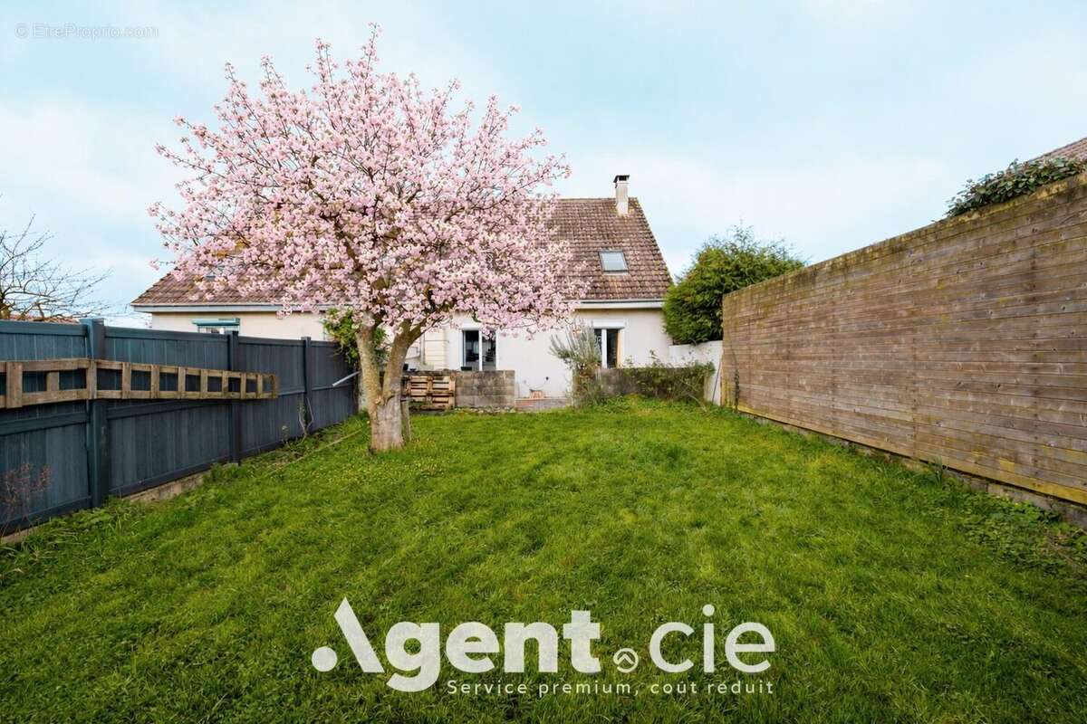 Maison à FONTAINE-ETOUPEFOUR