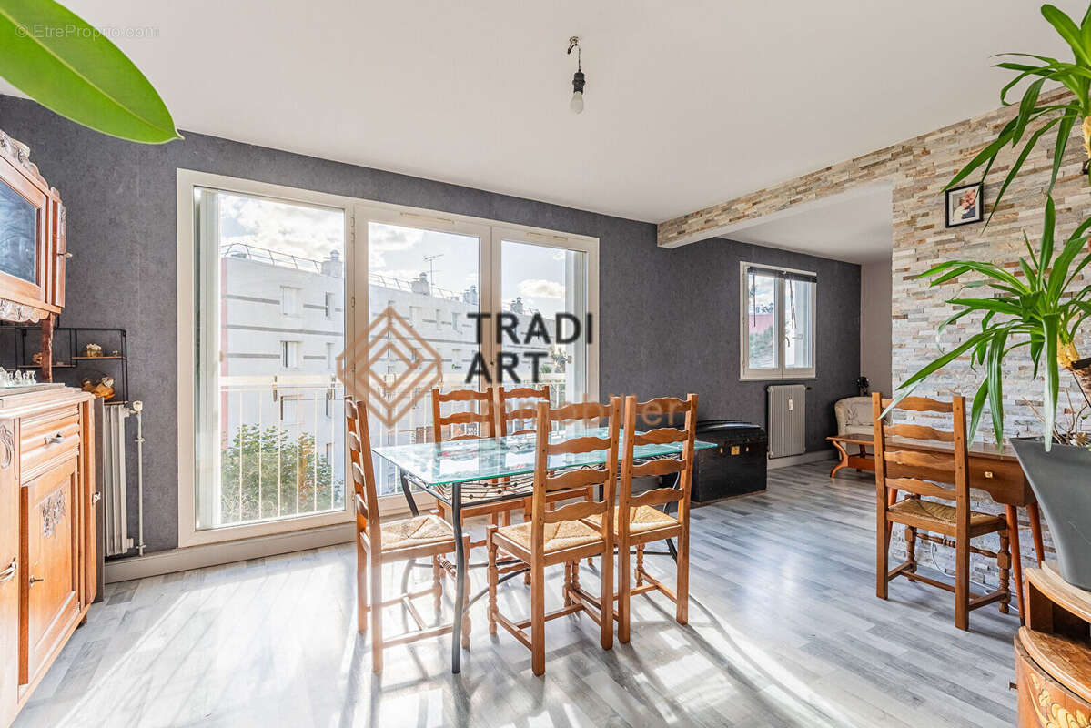 Appartement à SAINTE-GENEVIEVE-DES-BOIS