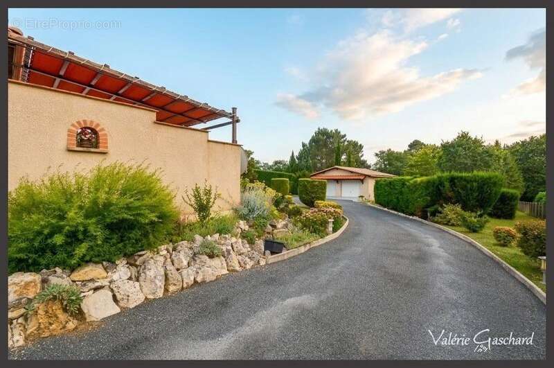 MONTPON-MÉNESTEROL - Maison de plain pied de 3 chambres, double garage et jardin de 3700 m² - photo 6