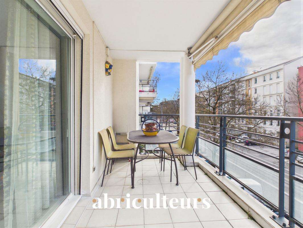 Grand 2 pièces avec terrasse et garage – Bron, au pied du tram - photo 2