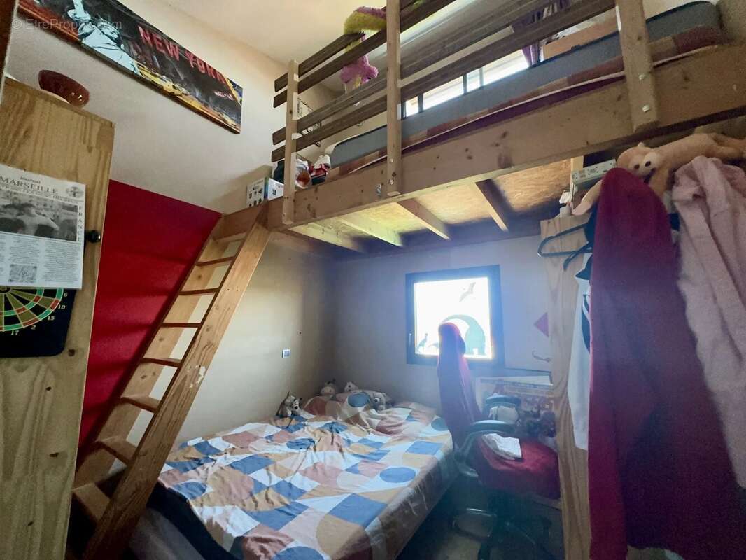 Maison à OPOUL-PERILLOS