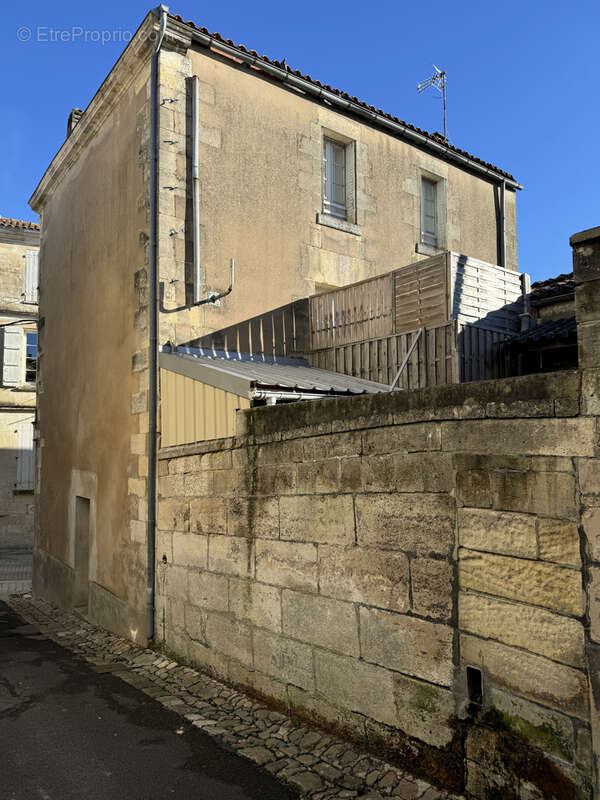 Appartement à BARBEZIEUX-SAINT-HILAIRE